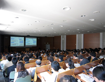 国公私立大学・官庁・企業から約340名の参加があった研究会